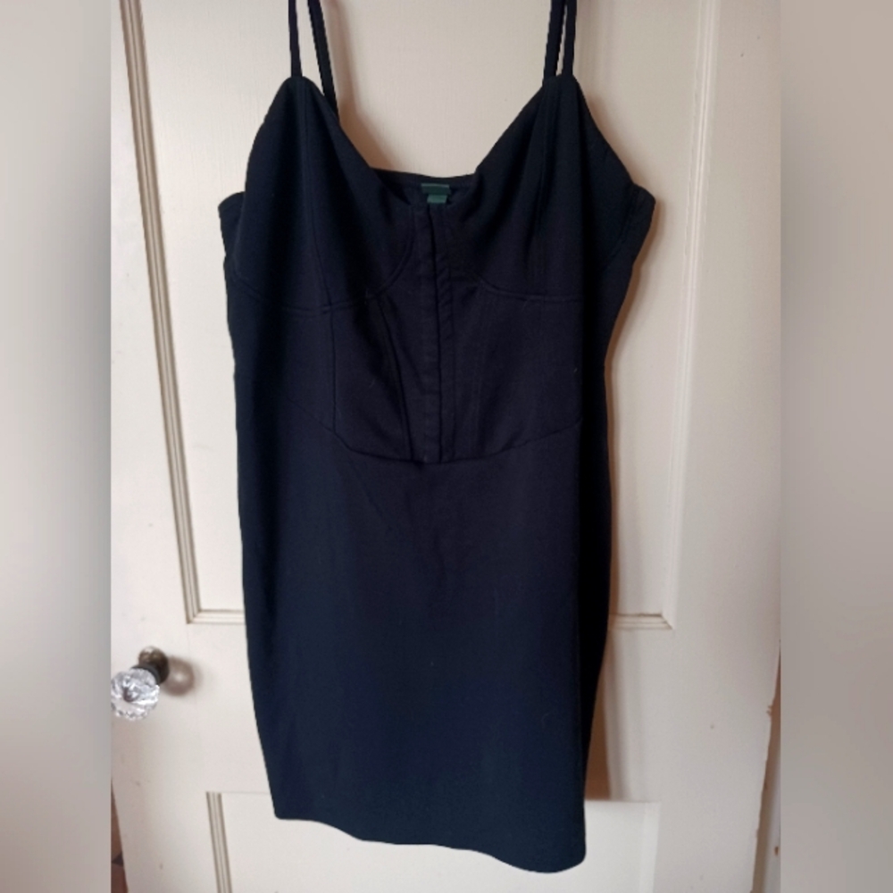 Beautiful body con dresss with hook and eye closers on the front